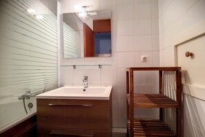 Bathtub - 200m from resort center, 5th floor, view ski slopes, balcony, tv, ski locker, 26m², Les Menuires (Les Menuires)