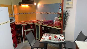 Refrigerador, microondas, cafetera/tetera, utensilios de cocina