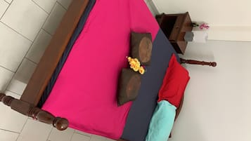 2 bedrooms, iron/ironing board, WiFi