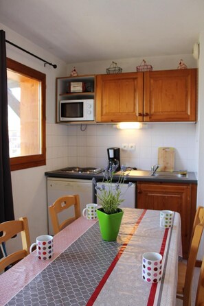 Kjøleskap, mikrobølgeovn, oppvaskmaskin og kaffetrakter/tekoker