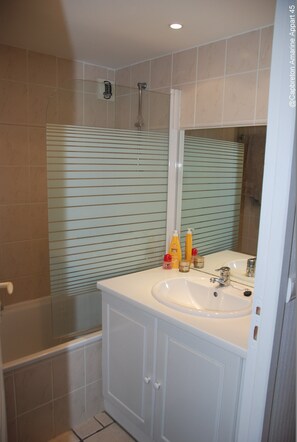 Baignoire, sĂšche-cheveux