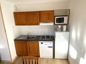 Een microgolfoven, een vaatwasser