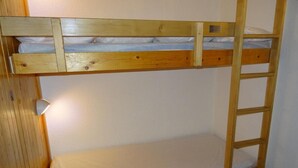 A bunk bed with a ladder, wooden headboard, and a single mattress. - 100m from ski slopes, 2nd floor, view valley, balcony, tv, 30m², Les Arcs (Les Arcs)