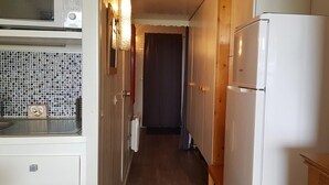 A narrow kitchen with a refrigerator, a microwave, and a tiled backsplash. - 100m from ski slopes, 2nd floor, view valley, balcony, tv, 30m², Les Arcs (Les Arcs)