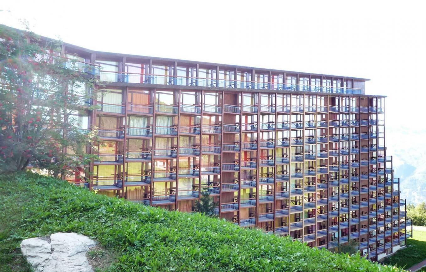 Hotel com vários andares, varandas e design arquitetônico moderno.