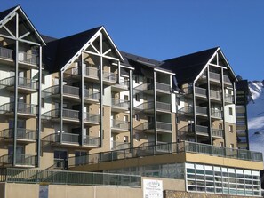A multi-story hotel with balconies and a sign indicating it's a residence. - Wifi, fitness, swimming pool, sauna, ski locker, 25-27m², Peyragudes (Germ)