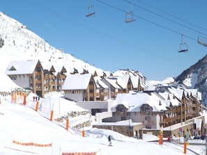 Exterior - 200m from shops, view ski slopes/mountain, swimming pool, terrace, parking, tv, ski locker, 56m² (La Mongie)