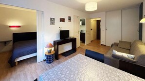 A compact bedroom with a bed, bedside table, lamp, and a small desk with a TV. - Ski-in/ski-out & foot of the slopes, 2nd floor, view swimming pool, swimming pool, sauna, hammam (Les Orres)