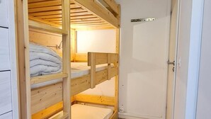 A narrow hallway with a wooden bunk bed, white walls, and a wooden floor. - 100m from shops, 2nd floor, view mountain, tv, 30m², Flaine (Flaine)