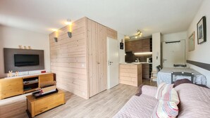 A modern apartment with a living room, kitchenette, and a separate bedroom. - 100m from shops, 2nd floor, view mountain, tv, 30m², Flaine (Flaine)