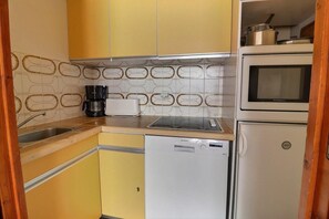 Réfrigérateur, micro-ondes, lave-vaisselle, cafetière/bouilloire