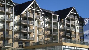 A multi-story hotel with balconies and a sign indicating it is a residence of tourists.