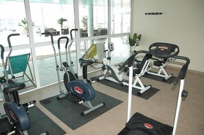 A gym with various exercise equipment, including treadmills, stationary bikes, and weight machines. - Wifi, fitness, swimming pool, sauna, terrace, balcony, ski locker, 36-42m², Peyragudes (Germ)