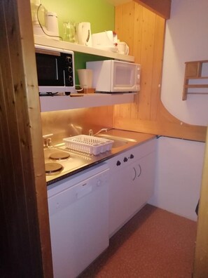 A compact kitchen with a Bosch dishwasher, a microwave, and a sink with a drying rack. - Ski-in/ski-out & foot of the slopes, 16th floor, view resort, tv, 29m², Les Arcs (Les Arcs)