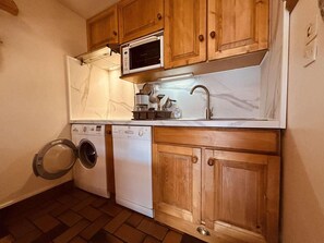 Fridge, microwave, dishwasher, coffee/tea maker