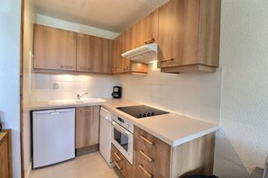 Fridge, oven, dishwasher, coffee/tea maker