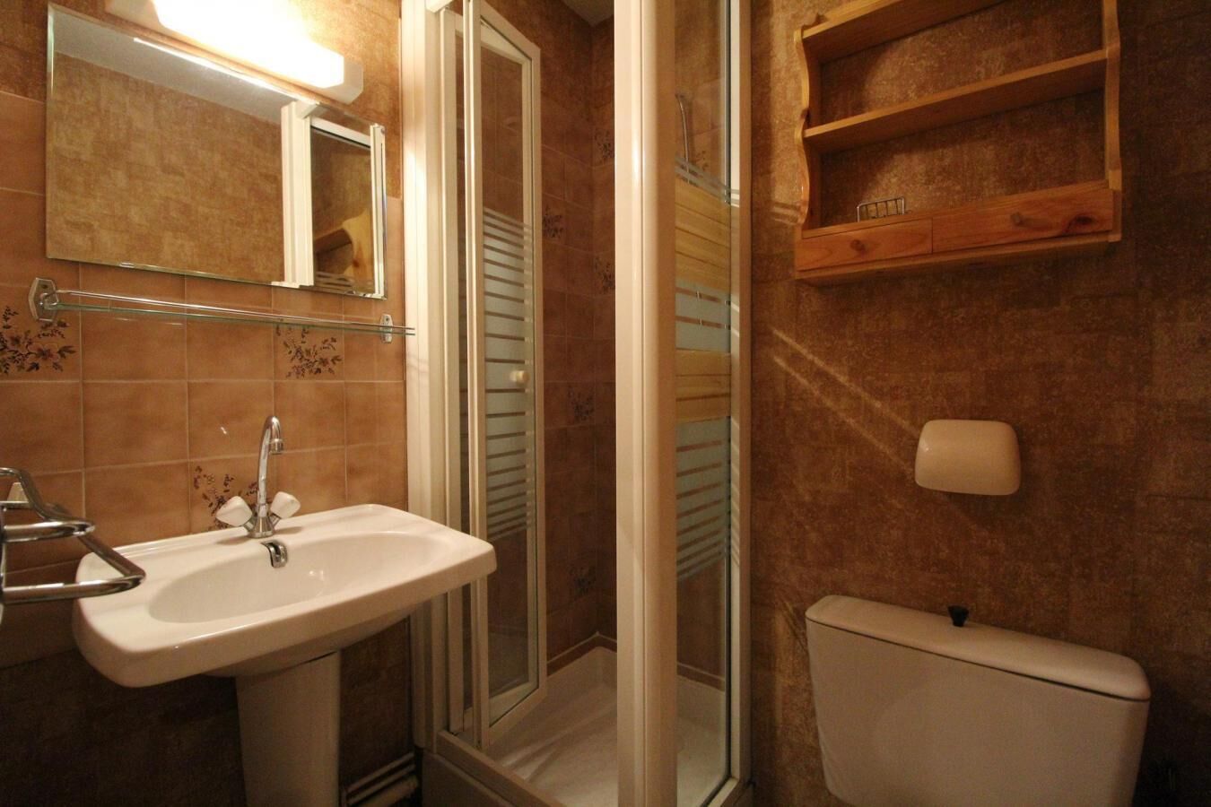 Ein Badezimmer mit Waschbecken, Toilette und Duschkabine.