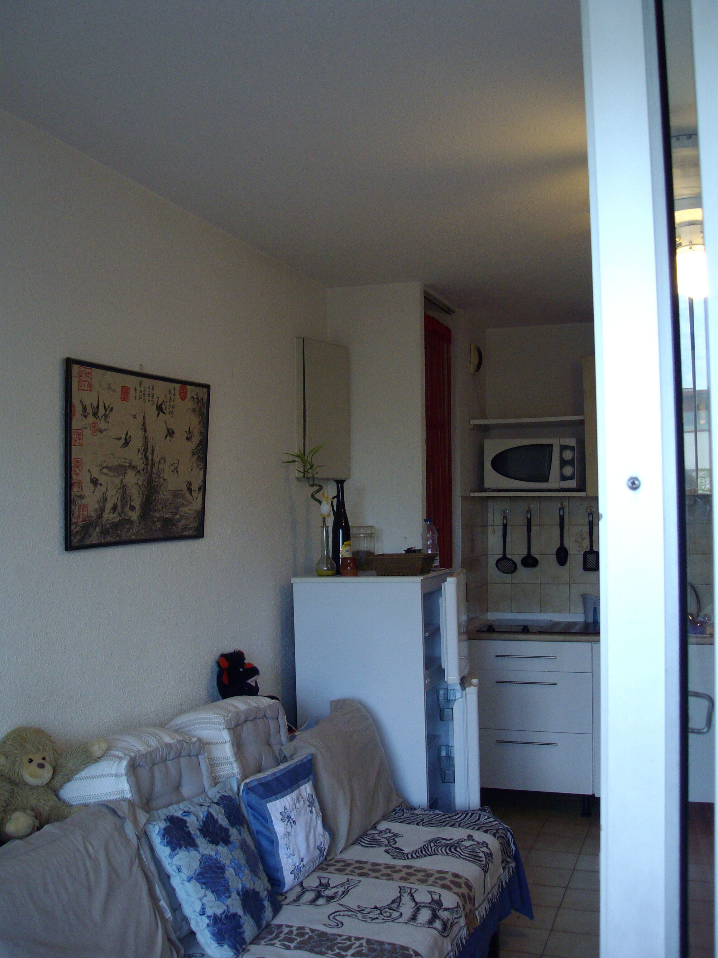 Una televisión, libros