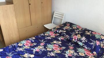 1 chambre, fer et planche à repasser
