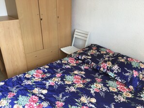 1 chambre, fer et planche à repasser
