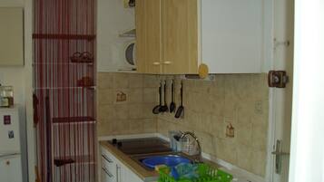 Réfrigérateur, micro-ondes, plaque de cuisson, cafetière/bouilloire
