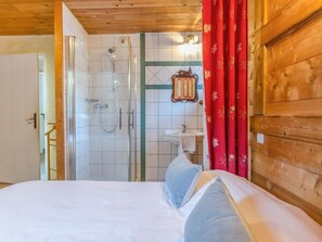 Bathtub - Chalet, sauna, terrace, fireplace or stove, parking, tv, 100m², Peisey-Vallandry (Peisey-Nancroix)