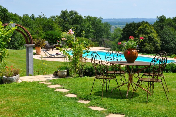 Piscine avec vue panoramique sur le Gers et les Pyrénées dans un parc fleuri