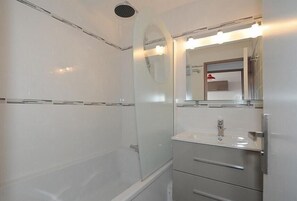 Bathtub - 3rd floor, view ski slopes/mountain/ski slopes, balcony, tv, ski locker, 25m², Les Menuires (Les Menuires)