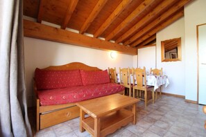 Interior - 100m from resort center, 3rd floor, view mountain, balcony, tv, ski locker, 39m², Val Cenis (Lanslevillard)