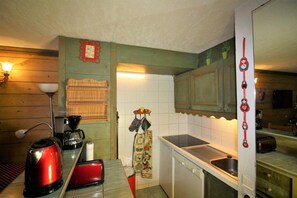 A compact kitchen with a coffee maker, toaster, and dishwasher. - 10m from ski slopes, 2nd floor, view lake, terrace, tv, ski locker, 28m², Tignes (Tignes)