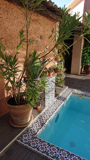 Una piscina cubierta, una piscina al aire libre