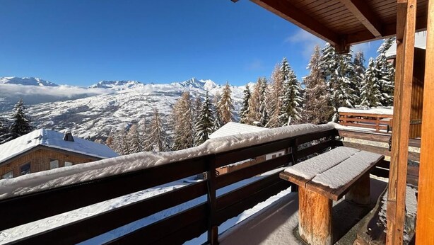 A wooden deck with a bench and a railing overlooking a snowy mountain landscape. - Chalet, 350m from ski slopes, balcony, fireplace or stove, tv, 100m², Peisey-Vallandry (Landry)