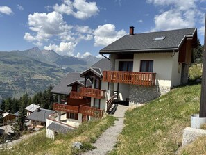 Exterior - 150m from ski slopes, 1st floor, view mountain, tv, ski locker, 48m², Peisey-Vallandry (Landry)