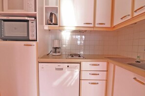 Kylskåp, mikrovågsugn, ugn och diskmaskin