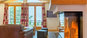 Overflate: ca 130 m² Stue med sofa, peis. 2 soverom med dobbeltseng