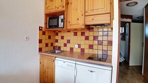 Coffee/tea maker, fridge, oven, dishwasher - 100m from ski lifts, 3rd floor, tv, ski locker, 25m², Les Menuires (Les Menuires)