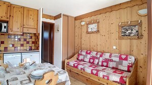 Interior - 100m from ski lifts, 3rd floor, tv, ski locker, 25m², Les Menuires (Les Menuires)