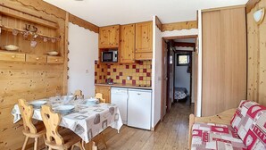 Interior - 100m from ski lifts, 3rd floor, tv, ski locker, 25m², Les Menuires (Les Menuires)