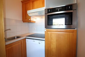 Fridge, oven, dishwasher, coffee/tea maker
