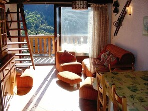 Living area - 200m from ski slopes, 2nd floor, view village, balcony, tv, ski locker, 48m², Champagny-en-Vanoise (Champagny-en-Vanoise)