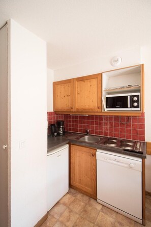 Refrigerador, lavavajillas y cafetera y tetera 