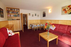 Living area - 10m from ski slopes, 2nd floor, view lake, balcony, tv, ski locker, 53m², Tignes (Tignes)