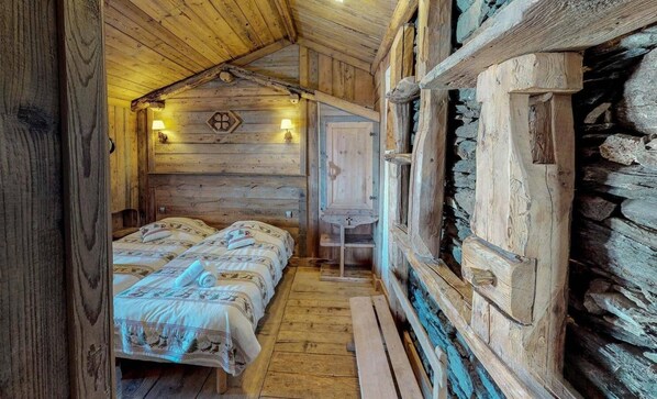 7 bedrooms, WiFi - Chalet, Ground floor, view mountain, sauna, balcony, fireplace or stove, tv, ski locker, 213m² (Les Menuires)