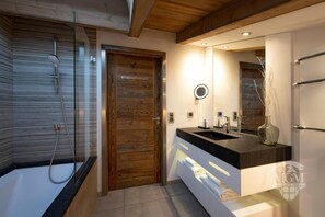 Bathtub, hair dryer - Wifi, 50m from shops, fitness, swimming pool, sauna, hammam, balcony, ski locker, 60m², Chamonix (Chamonix-Mont-Blanc)