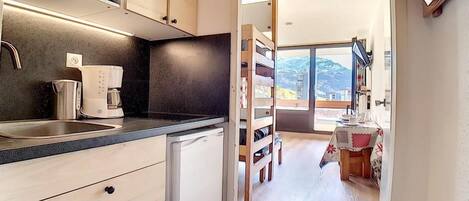 ثلاجة، ميكروويف، غسالة أطباق، ماكينة لصنع القهوة/الشاي