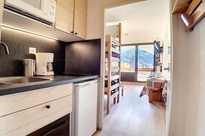 Een koelkast, een magnetron, een vaatwasser