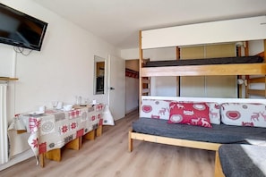 Living area - At the foot of shops, 7th floor, balcony, tv, ski locker, 24m², Les Menuires (Les Menuires)