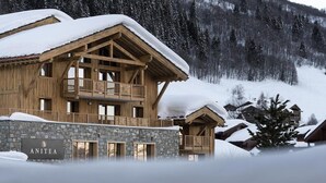 A wooden lodge with a stone facade and a sign reading "ANITEA". - Wifi, ski-in/ski-out & foot of the slopes, fitness, swimming pool, sauna, hammam, balcony, tv (Valmorel)