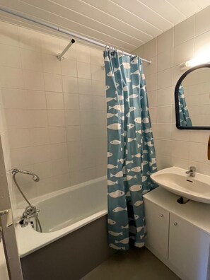 Bathtub - 40m from resort center, 2nd floor, view mountain, balcony, tv, ski locker, 21m², Tignes (Tignes)