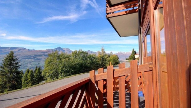 A wooden balcony with a view of mountains and a clear sky. - 50m from ski slopes, Ground floor, balcony, tv, 40m², Peisey-Vallandry (Landry)